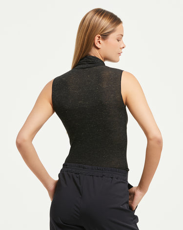 Maglia smanicata collo alto in modal cashmere con lamé