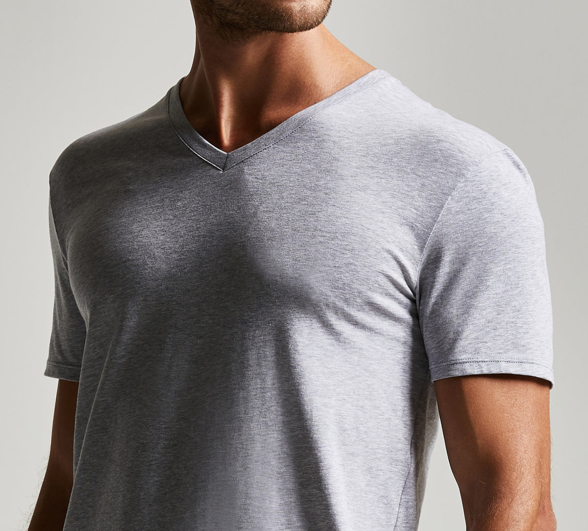 T shirt on sale scollo v uomo