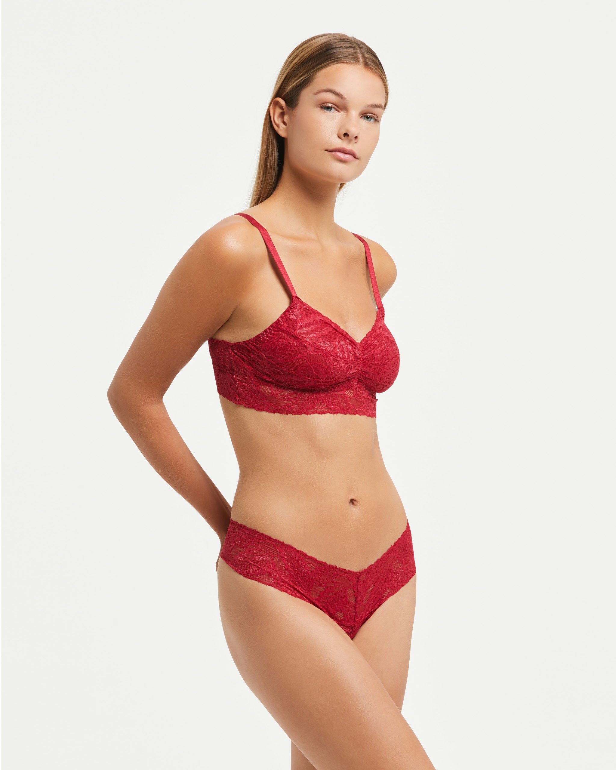 <b>Ensemble complet</b> de sous-vêtements en dentelle (Bordeaux)