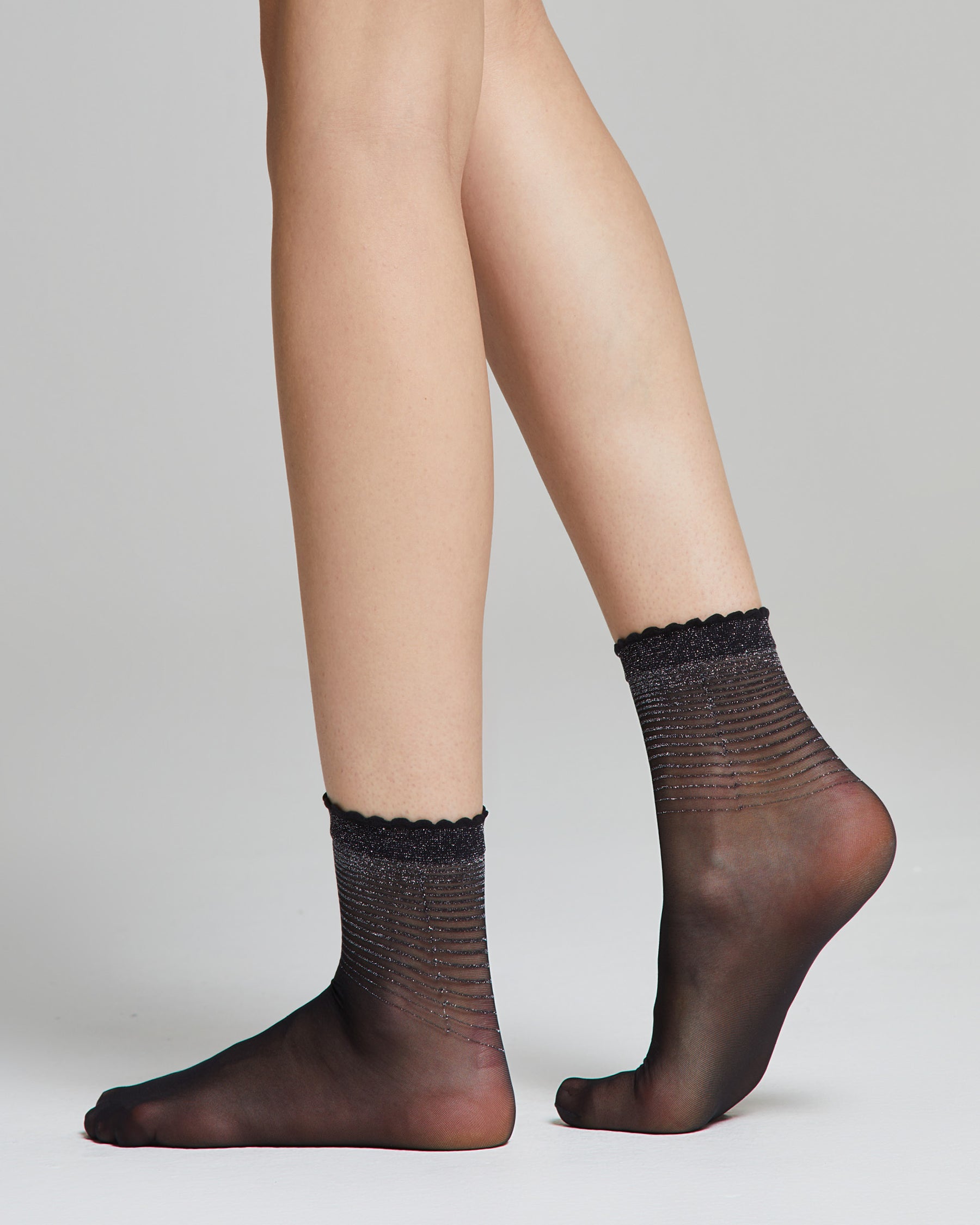 Transparente Socken aus Ortensia mit Bündchen und Kappen