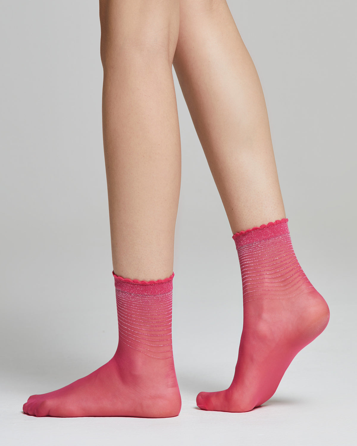 Transparente Socken aus Ortensia mit Bündchen und Kappen