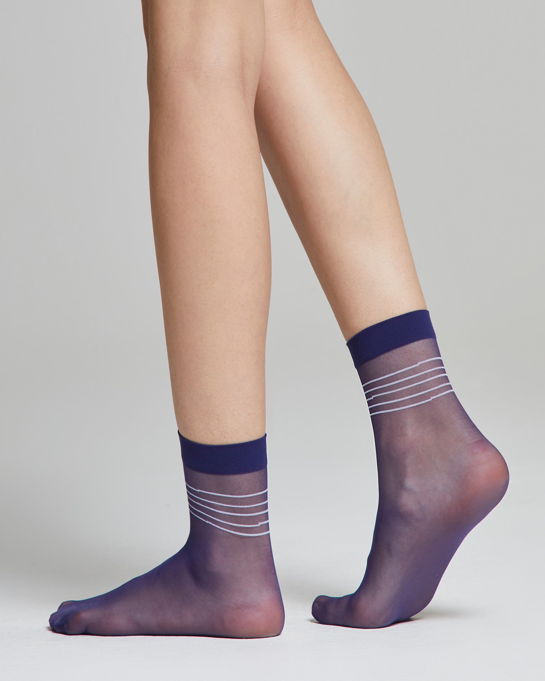 Transparente Glicine-Socken mit kontrastierenden Streifen