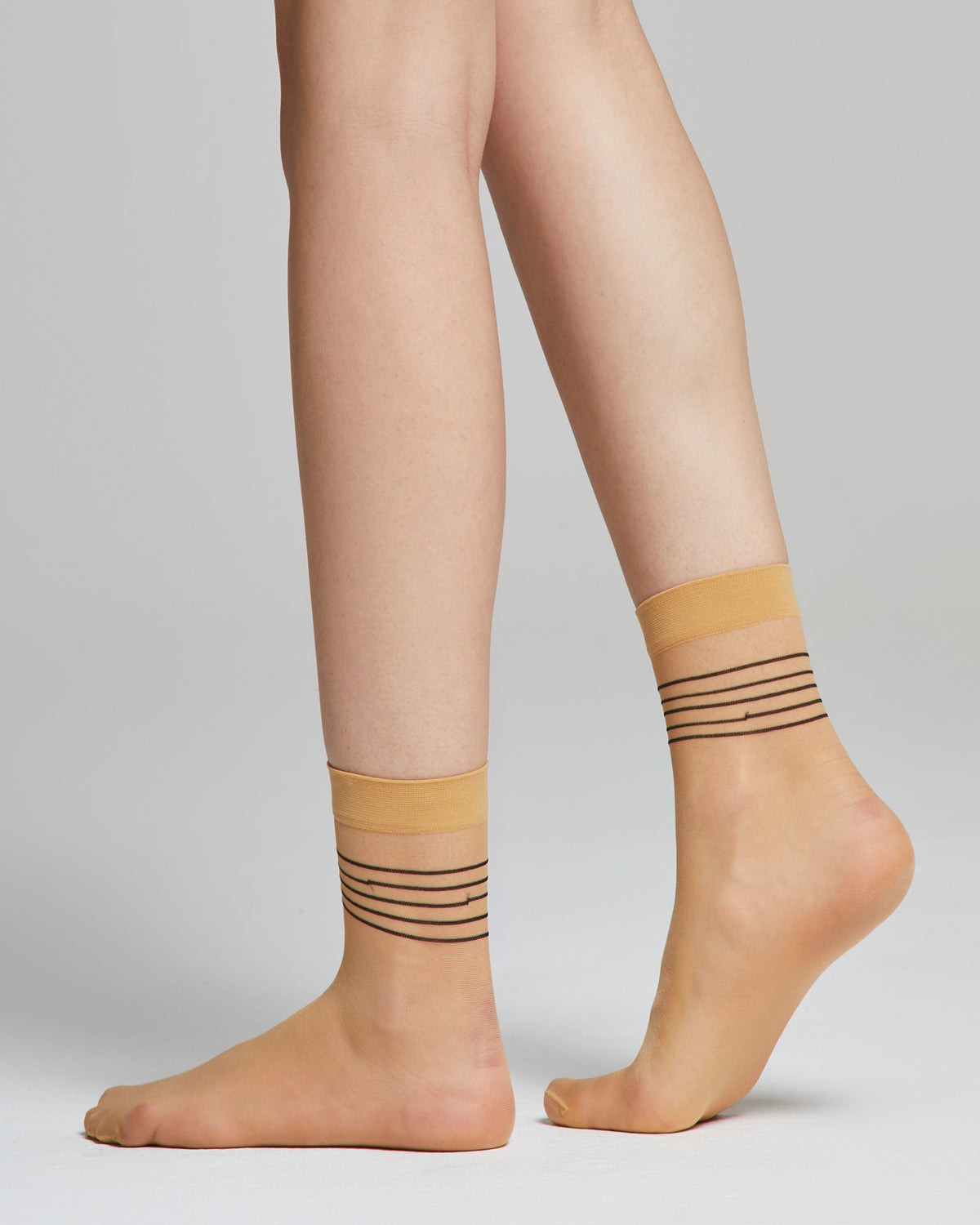 Transparente Glicine-Socken mit kontrastierenden Streifen