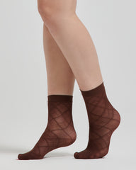 Transparente Saphir-Socken mit geometrischem Rautenmuster