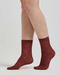 Transparente Saphir-Socken mit geometrischem Rautenmuster