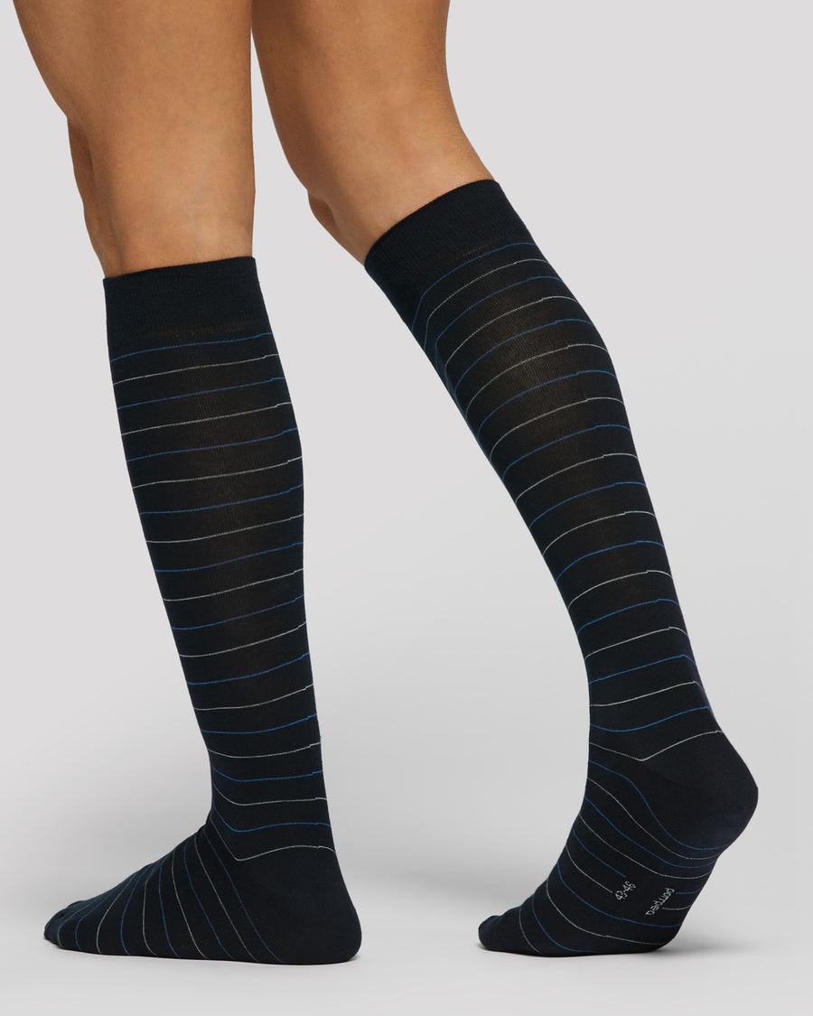Lange Socken aus Peak-Baumwolle mit horizontalem Mikrostreifenmuster