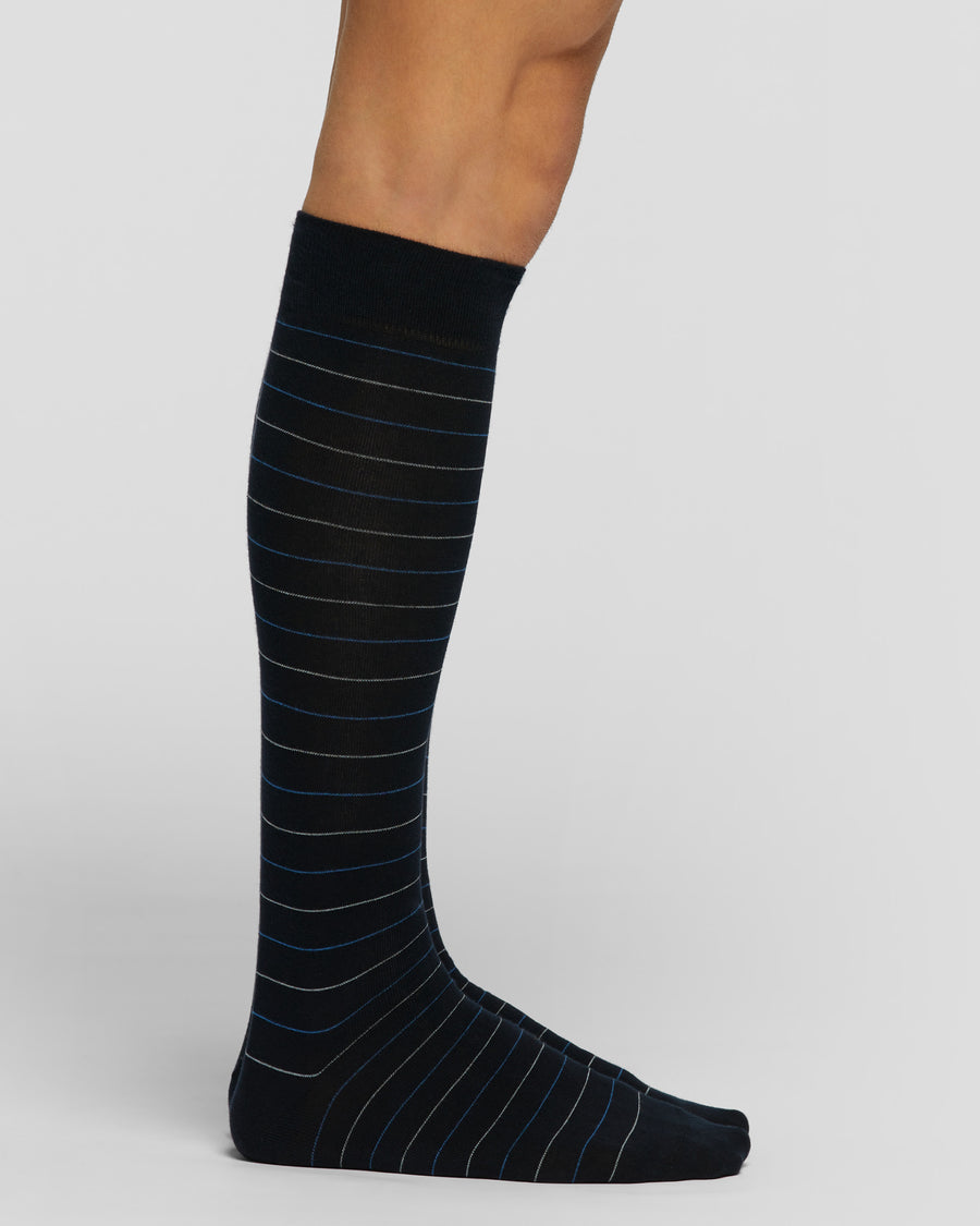 Lange Socken aus Peak-Baumwolle mit horizontalem Mikrostreifenmuster