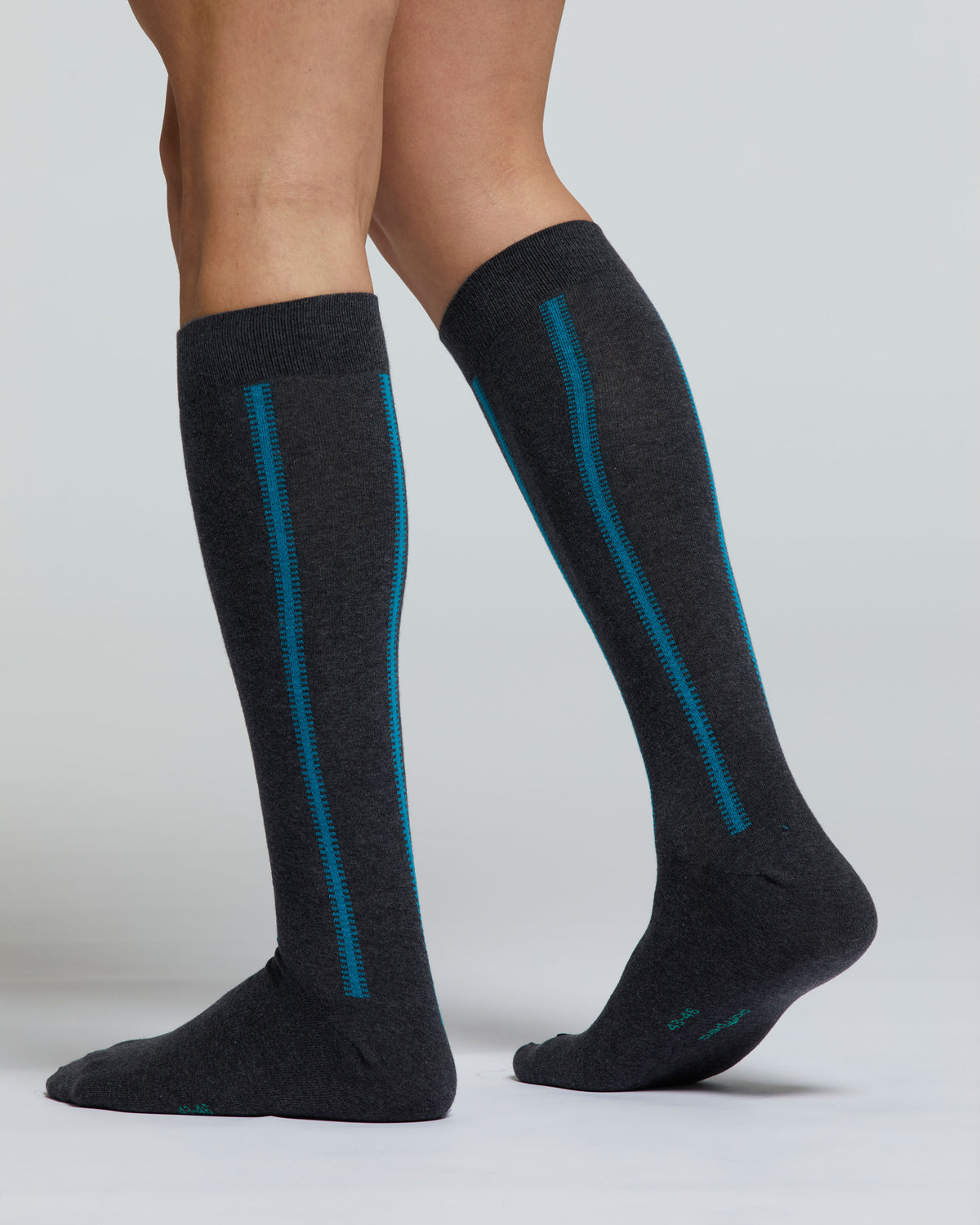 LONG COTTON OLMO SOCK WITH VERTICAL-STRIPE PATTERN