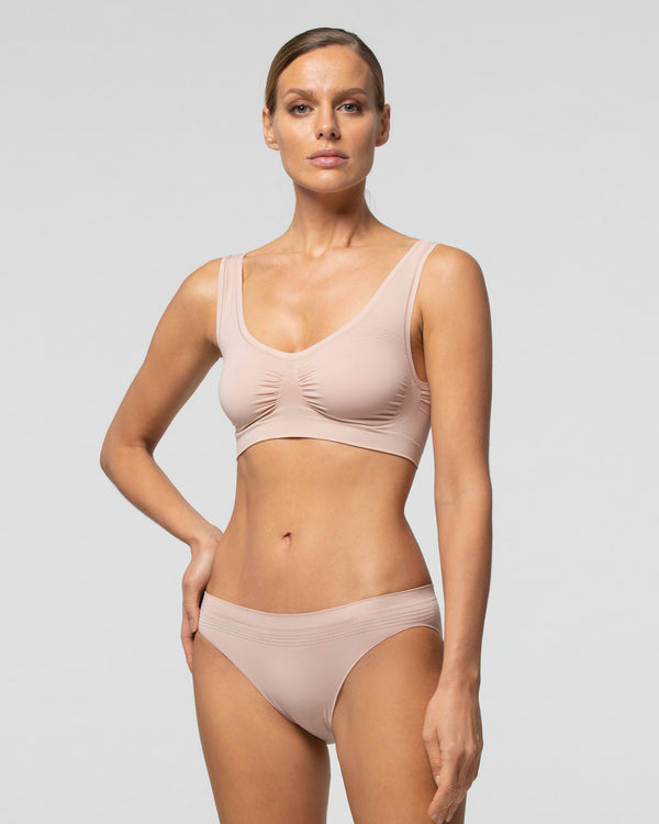 Seamless low rise bikini briefs 