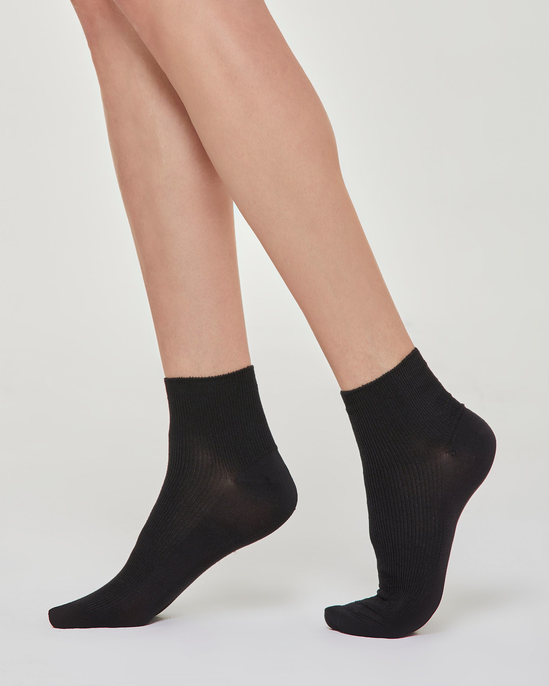 REBECCA RIBBED SHORT SOCK WITH SHINY EFFECT