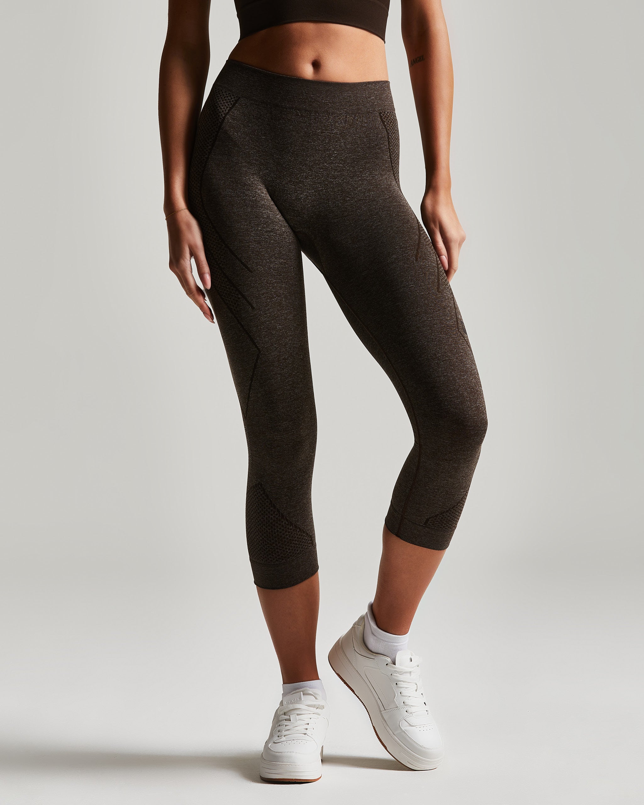 ATHLETIC THREE-QUARTER LEGGINGS