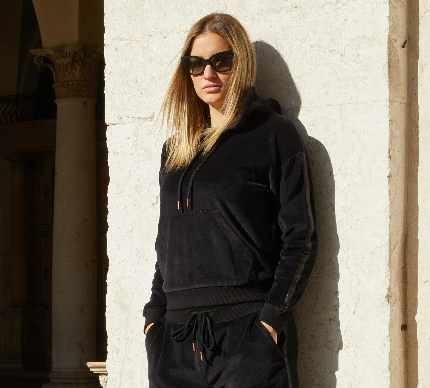 WOMEN'S VELVET HOODIE